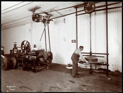 Vista interior de hombres trabajando en cuero en la New York Leather Belting Co., Nueva York, 1906 de Byron Company